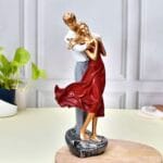 COUPLE STATUE
